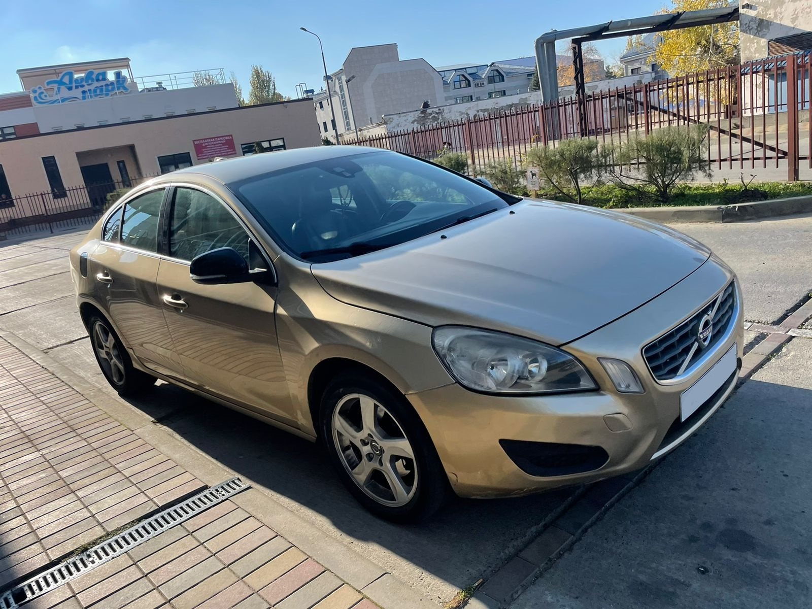 Volvo S60 2010 года, выкупленный компанией
