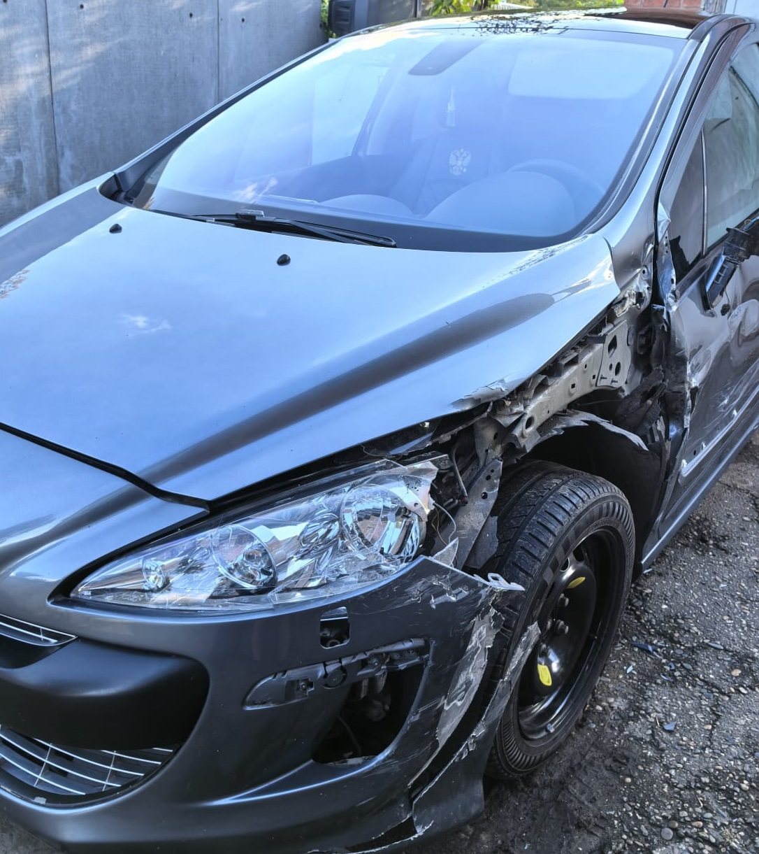 Peugeot 308 2008 года после ДТП, выкупленный компанией